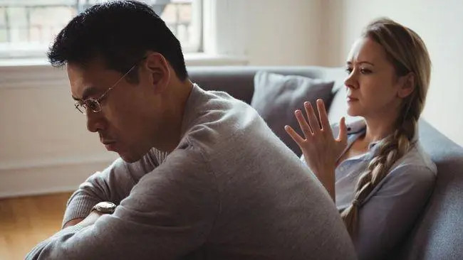 丈夫懷疑妻子出軌,請偵探介入調(diào)查